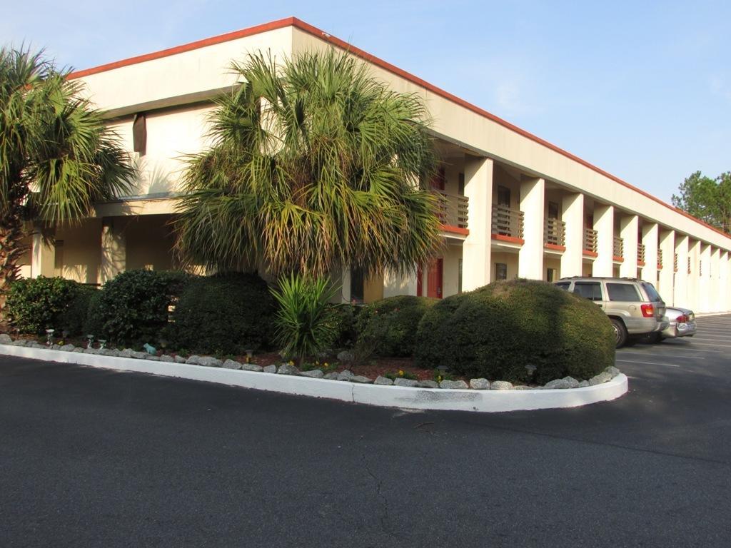 New Valdosta Inn And Suites Экстерьер фото