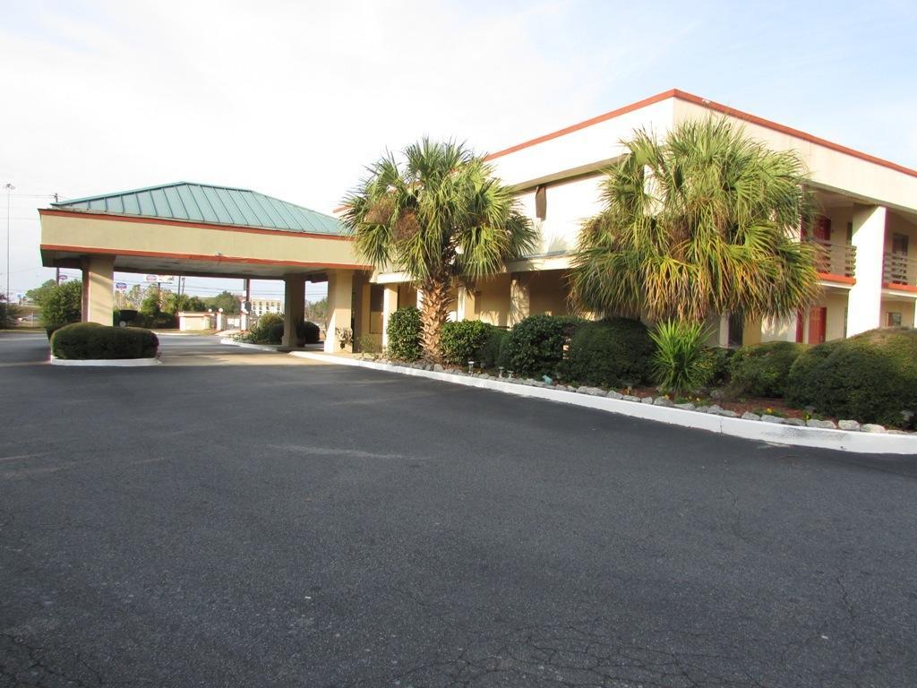 New Valdosta Inn And Suites Экстерьер фото